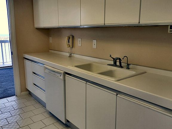5th image of 123 Lakeshore #2042