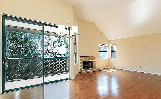 2 bed, 1010 sqft, $3,895 — Photo 2