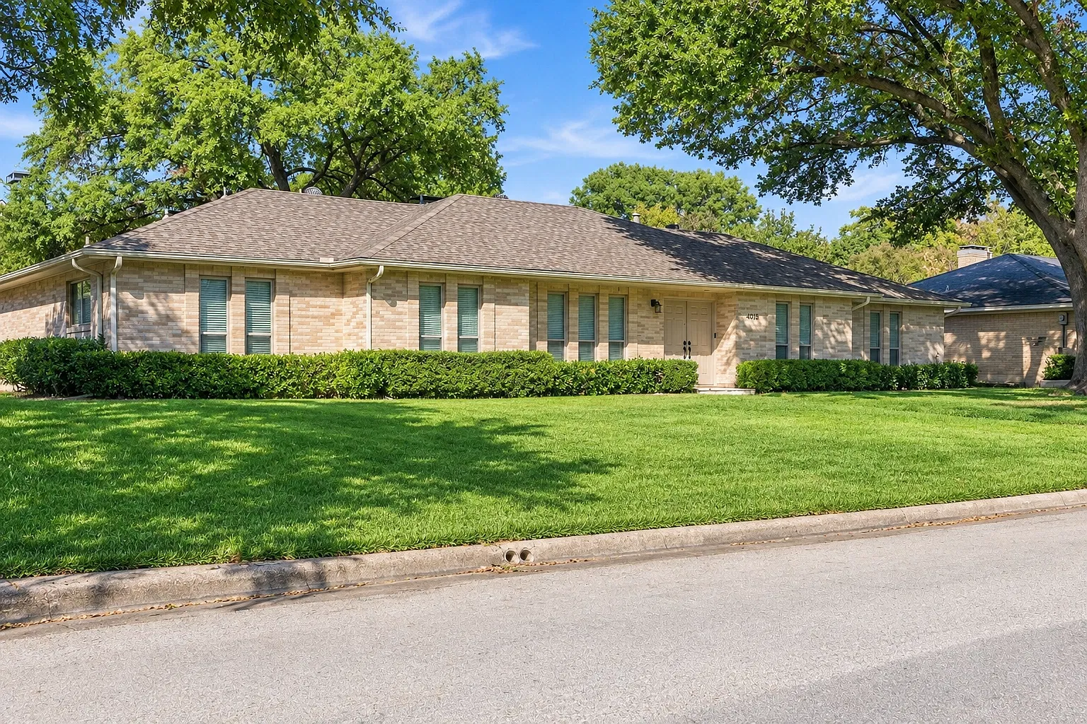 4 bed, 2388 sqft, $4,700 — Photo 2