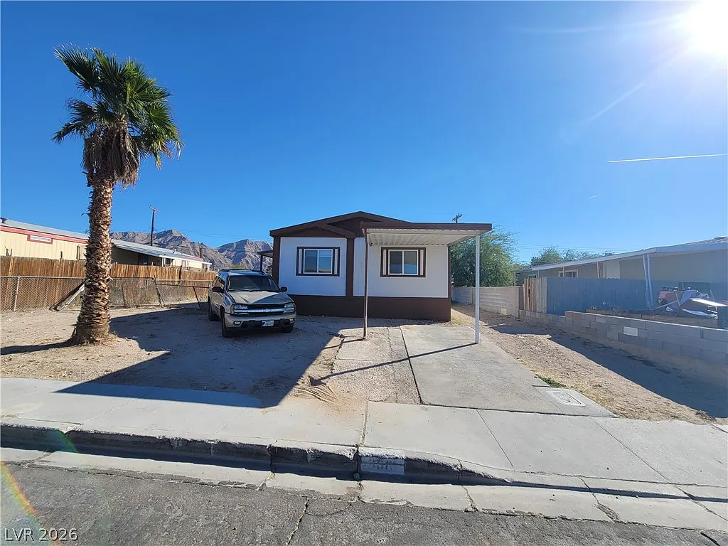 3 bed, 2.0 bath, 920 sqft, $1,559 — Photo 3