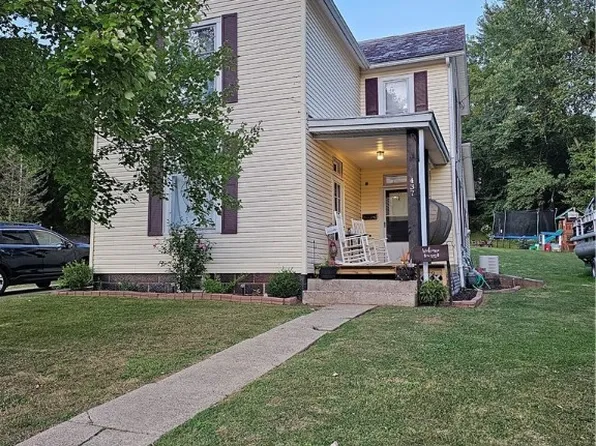 437 N 8th St, McConnelsville, OH 43756