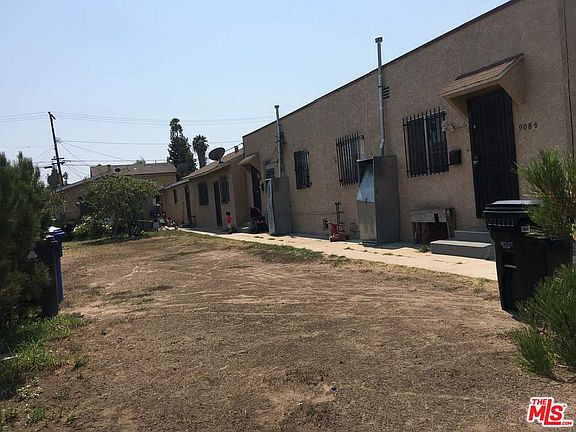 2nd image of 906 W 83rd St