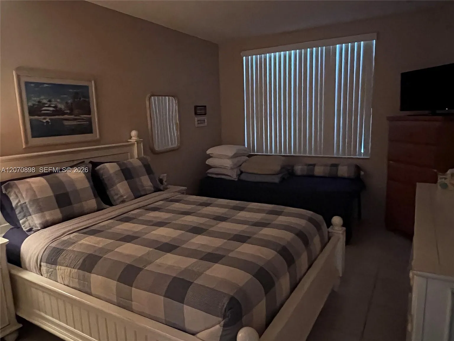 Hemispheres Condo — Photo 3