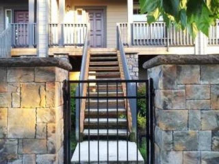 Front gate/entry