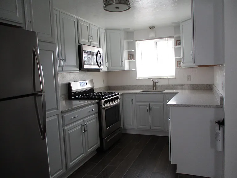 833 Chester Ave #2 — Photo 5
