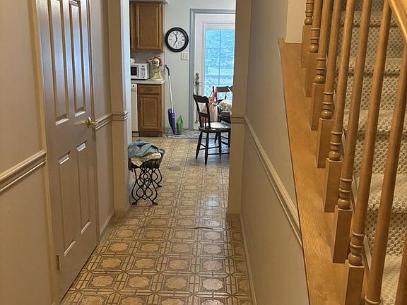 4th image of 814 Ironstone Ln