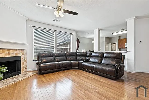 5 bed, 2290 sqft, $3,700 — Photo 3