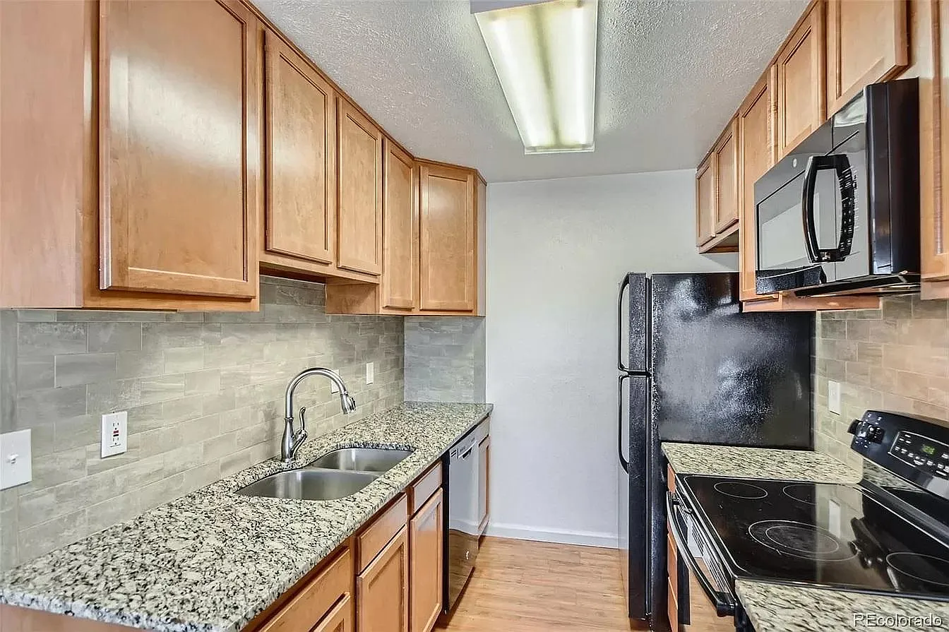 2 bed, 1.5 bath, 903 sqft, $1,650 — Photo 3