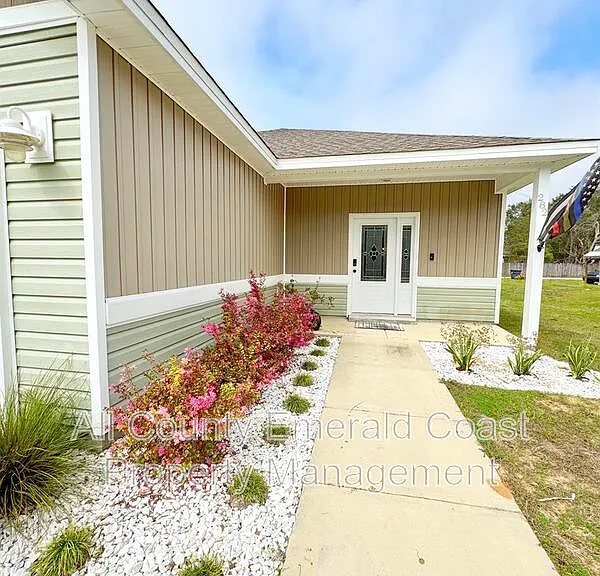 282 Magnolia St — Photo 2