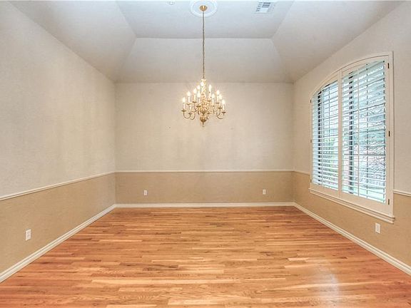 4th image of 1009 Riviera Dr