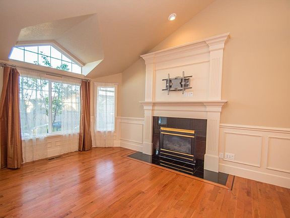 Living room w/fireplace