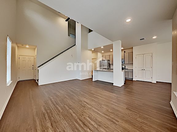 4th image of 2710 Meadowood Hts