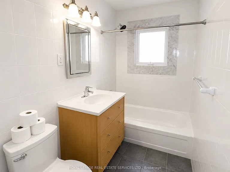 132 Elmwood Rd #MAIN FLOOR — Photo 10