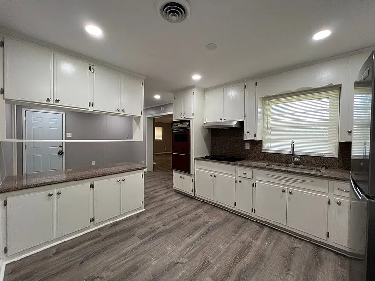 1037 Washington Ave — Photo 5