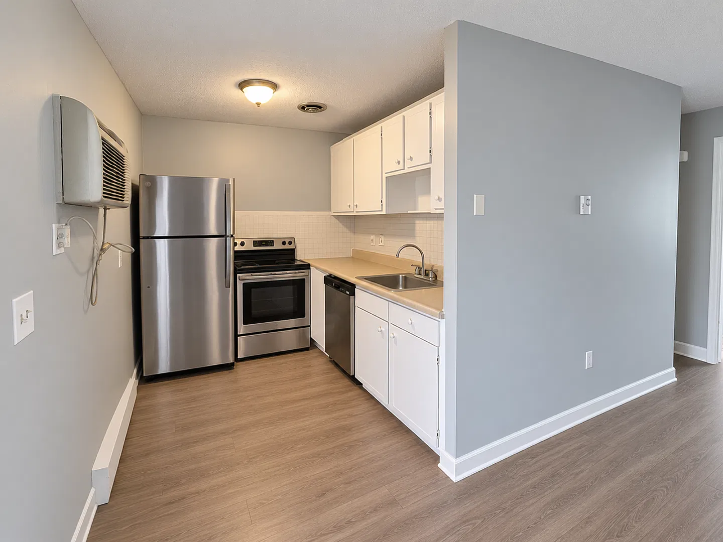 Courtview Square Apartments — Photo 2