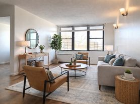 9019 Wall St