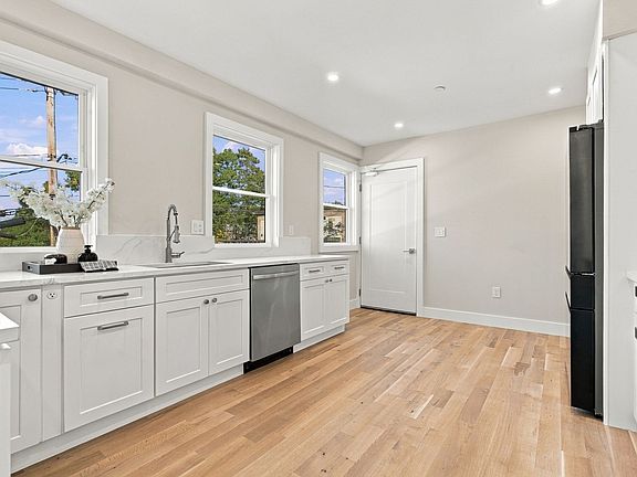 2nd image of 61 Crystal St Unit 61