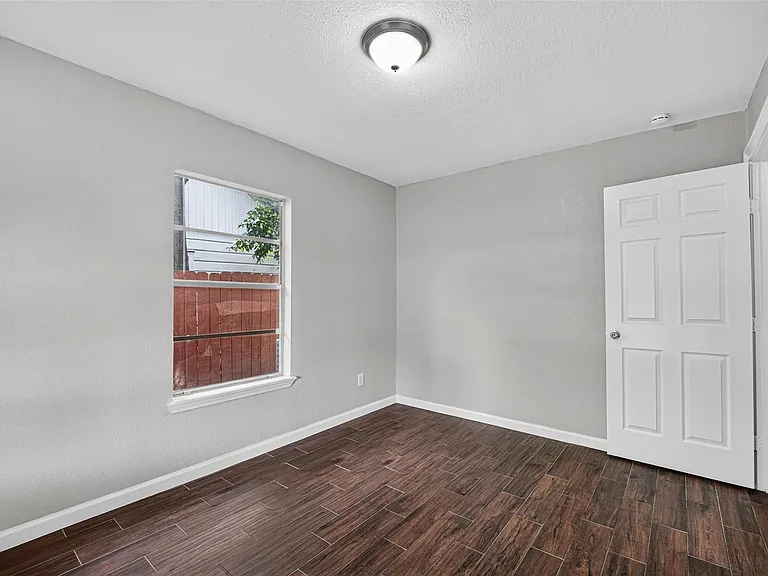 1112 Johnson St — Photo 32