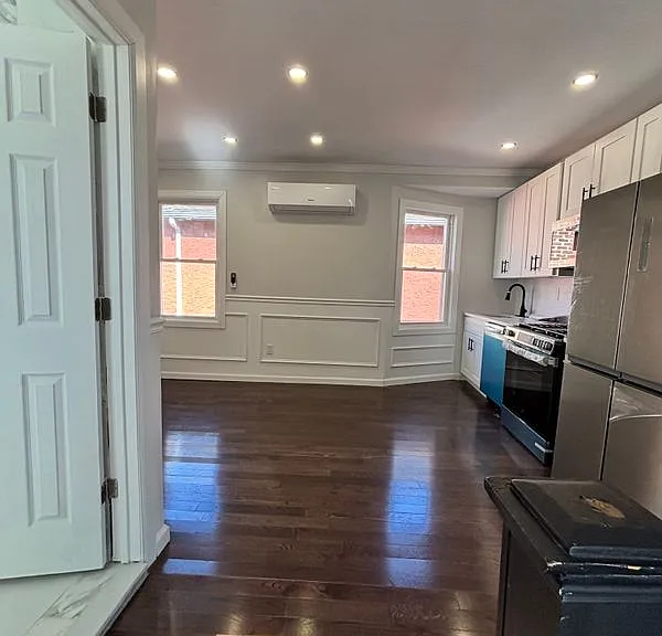 837 Penfield St — Photo 4