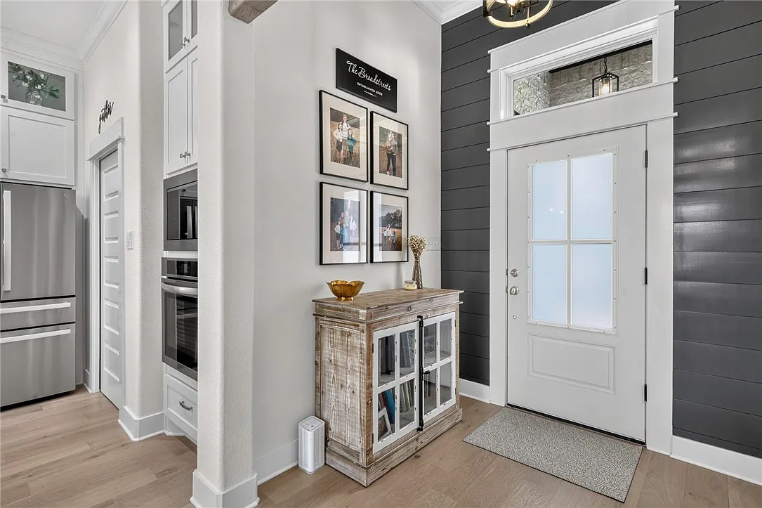 4 bed, 2.5 bath, 2377 sqft, $4,000 — Photo 3