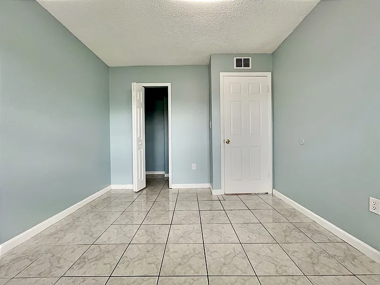 865 Sky Lake Cir #D — Photo 15