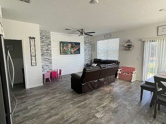 5th image of 689 Madison Dr