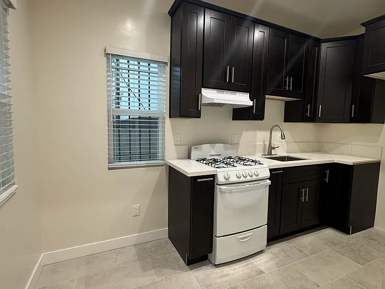 556 N Oxford Ave #108 — Photo 4