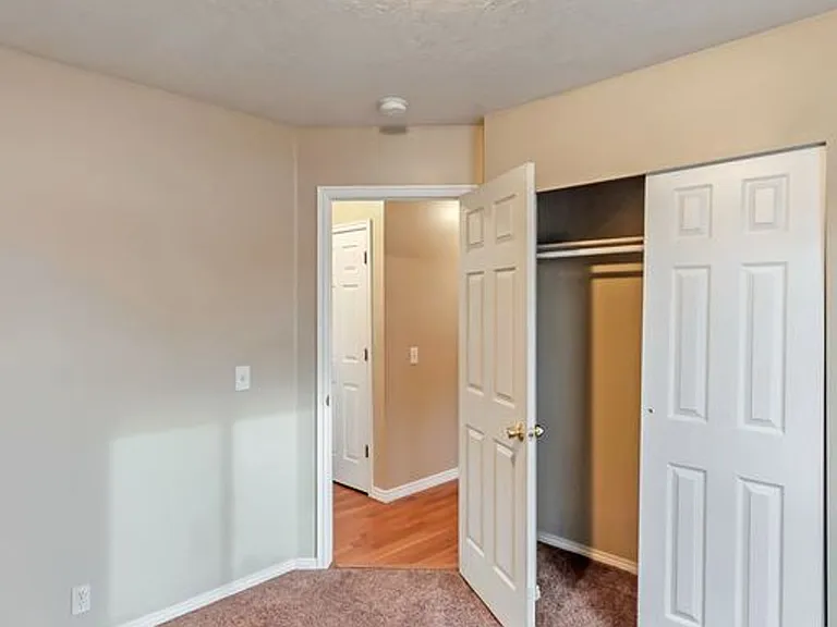 402 N 880 E — Photo 10
