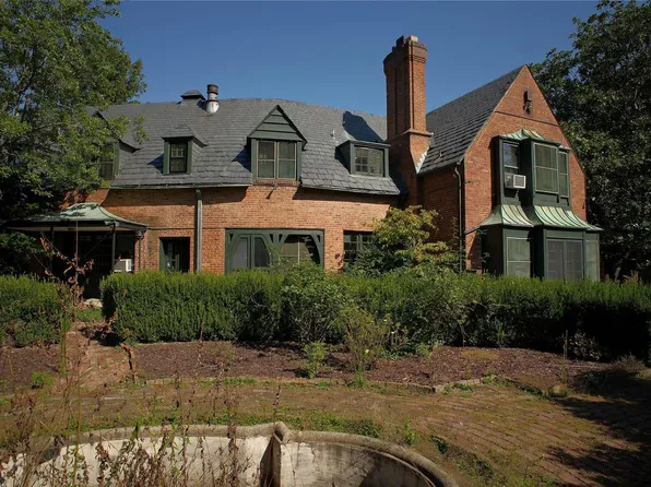 7 Sunningdale Dr, Saint Louis, MO 63124