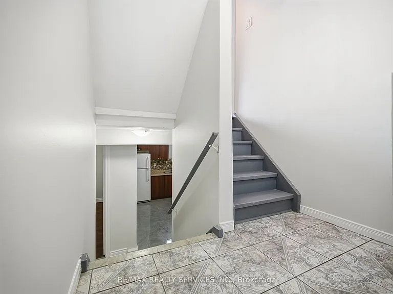 8 Deerpark Cres S #LOWER — Photo 4