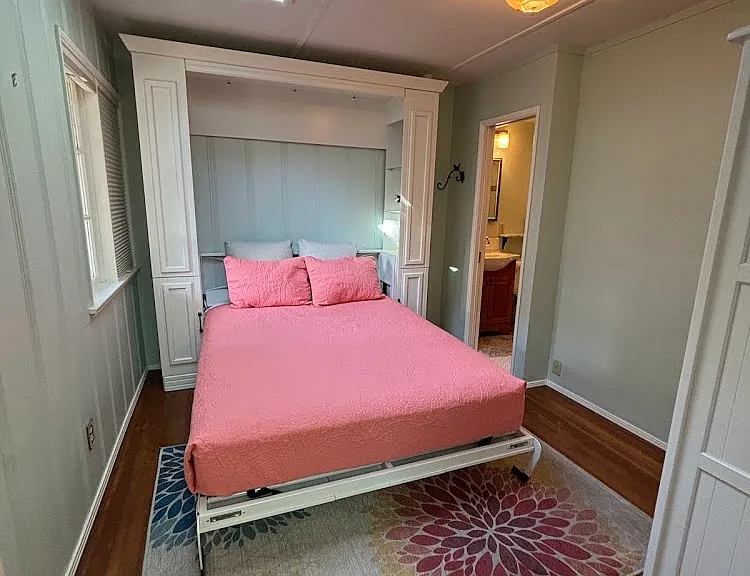 Bedroom with en suite 3/4 bathroom