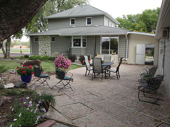 3rd image of 652 Cedar Ave