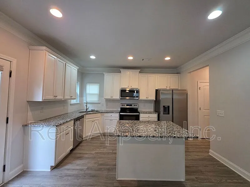 4 bed, 3.0 bath, 2321 sqft, $2,450 — Photo 2