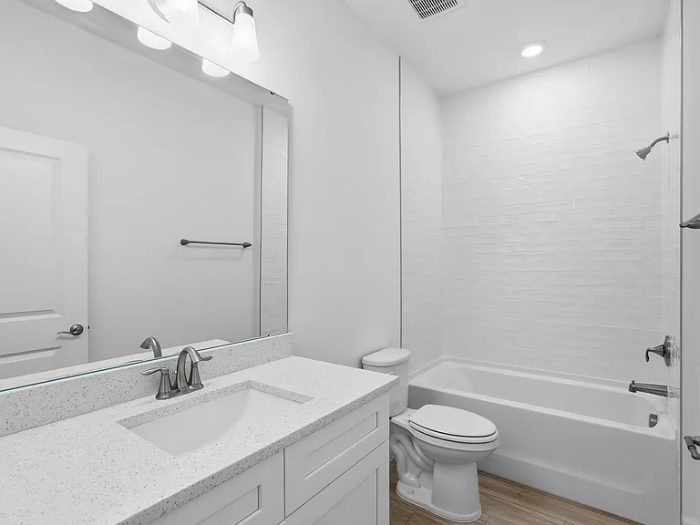 1209 W 15th St — Photo 11