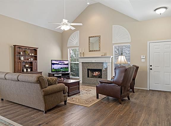 4th image of 1465 Bobing Dr
