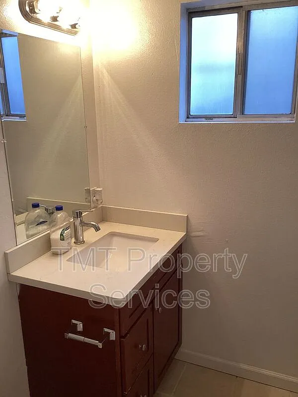 Studio, 1.0 bath, 500 sqft, $1,000 — Photo 2
