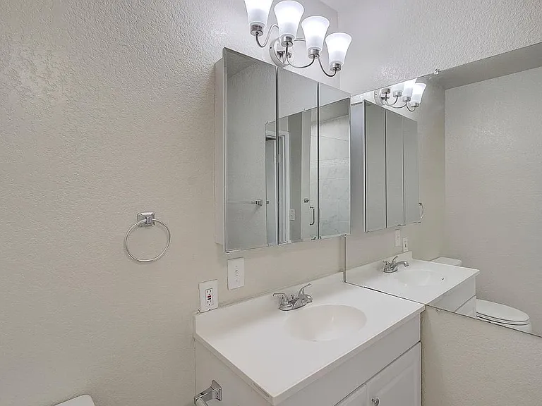 4832 W 116th St #B — Photo 11
