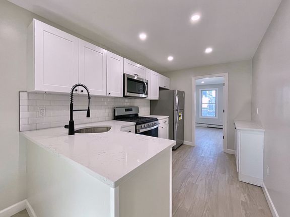 5th image of 63 Laidlaw Ave #3R