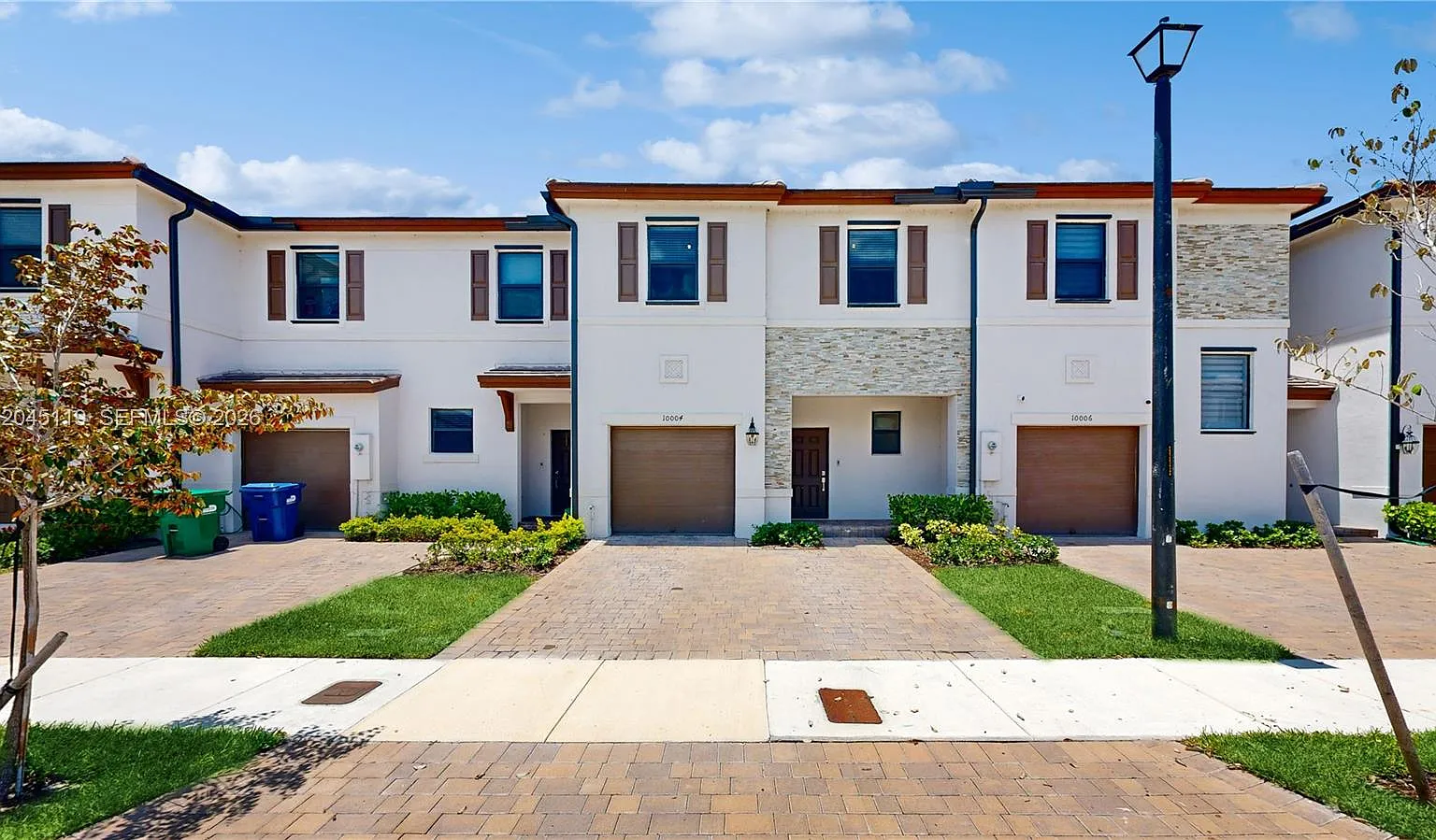 3 bed, 2.5 bath, 1832 sqft, $3,100 — Photo 2