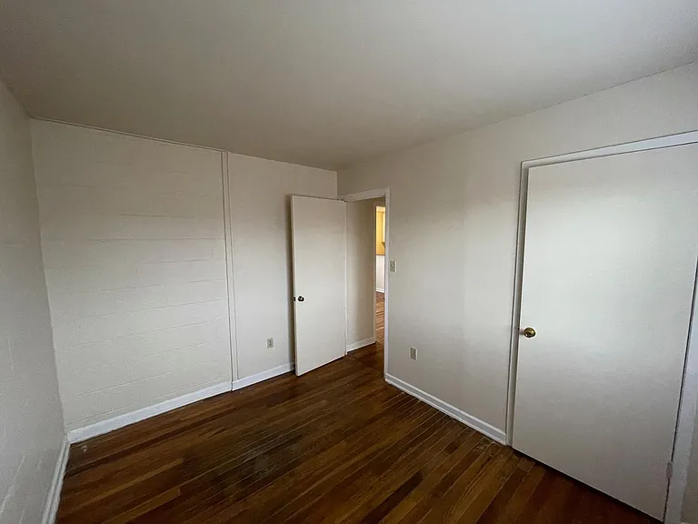 50 - SAXONY COURT APARTMENTS — Photo 15
