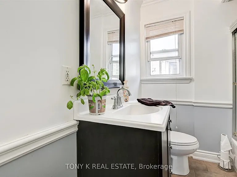 654 Grierson St — Photo 8