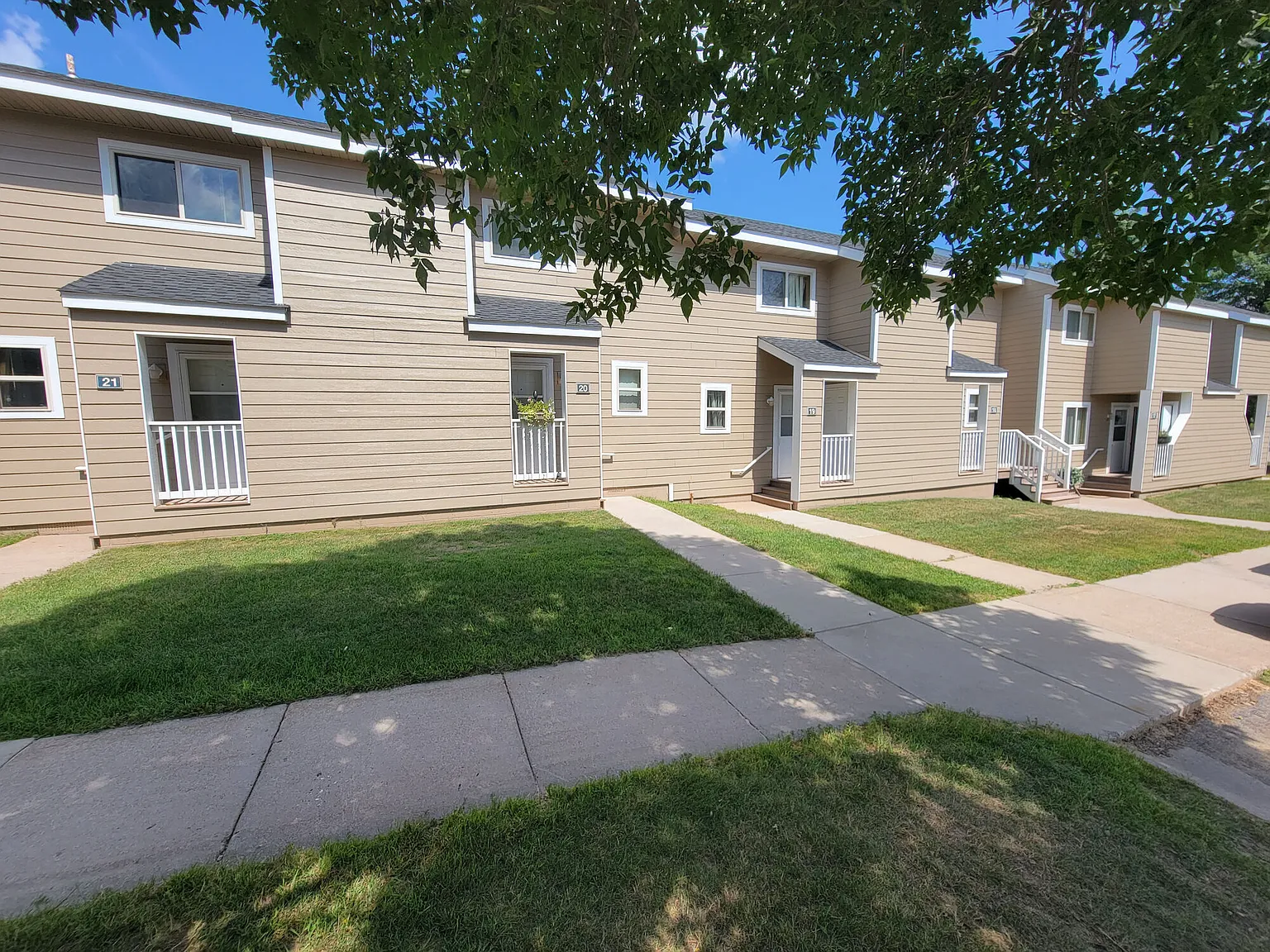 Pine Manor Townhouses — Photo 2