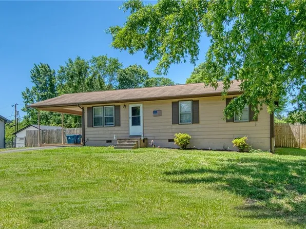 416 Sycamore Cir, Yadkinville, NC 27055