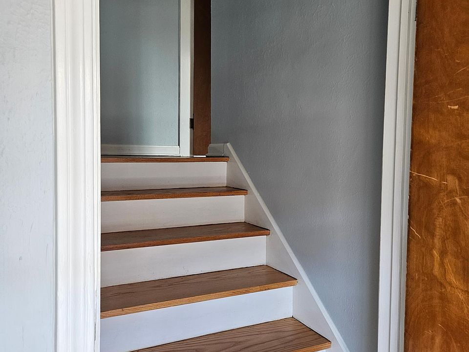 Hallway into apartment