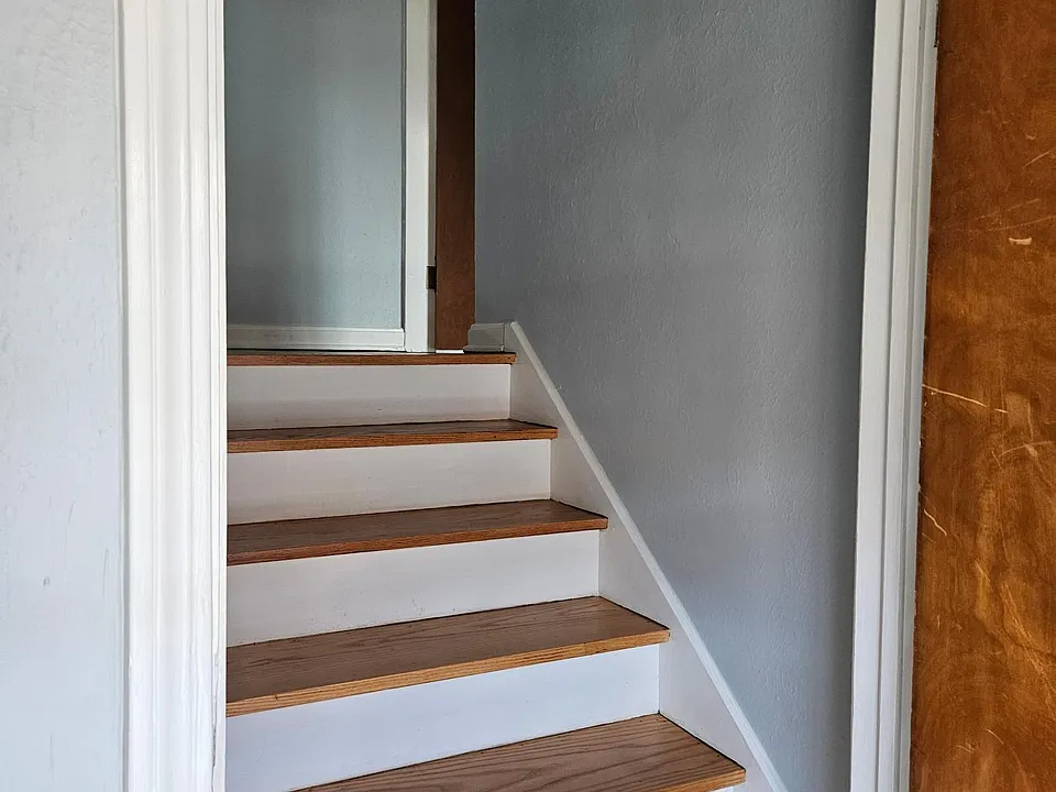 Hallway into apartment