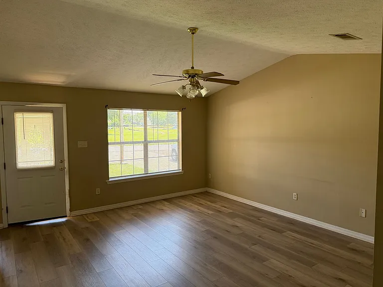 209 E Center St — Photo 3