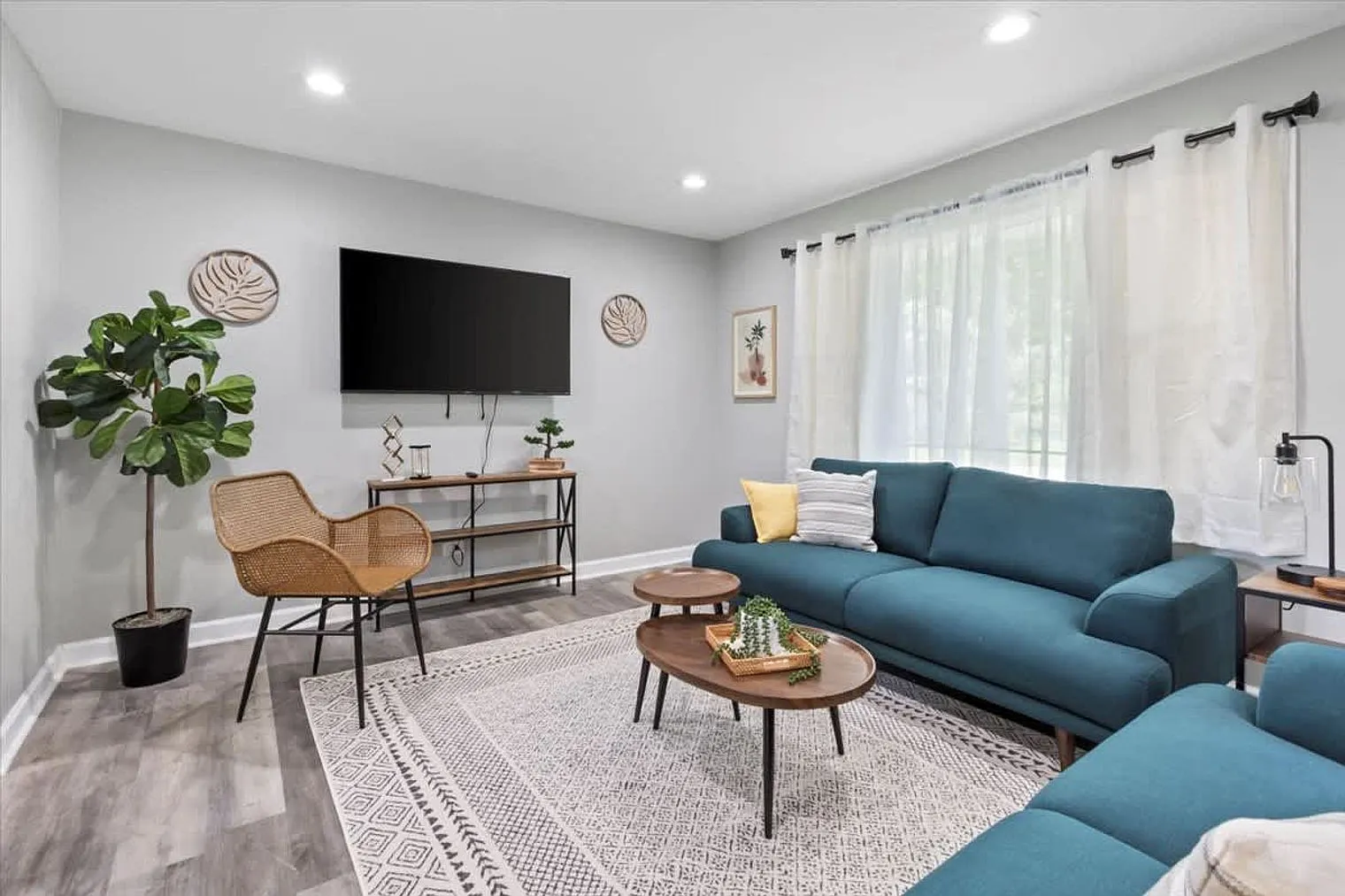 3 bed, 1.0 bath, 1194 sqft, $9,697 — Photo 1