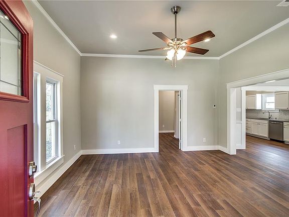 3rd image of 608 W Walnut St