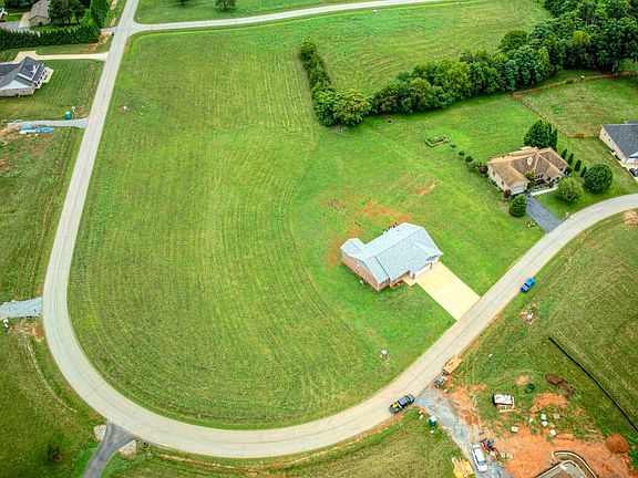 4th image of 33 Nyle Ridge Rd