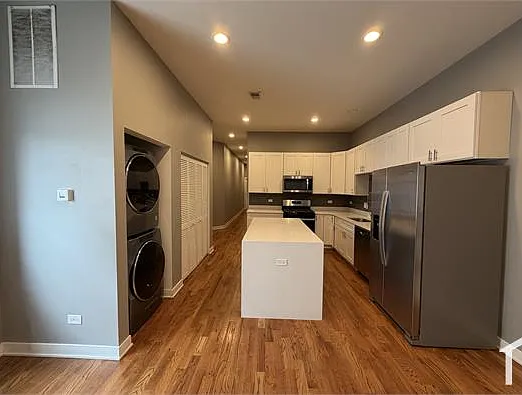 4710 S King Dr — Photo 2